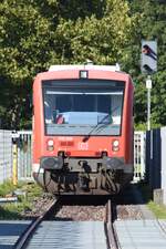 STOCKACH (Landkreis Konstanz), 15.09.2024, DB 650 008 auf einem Abstellgleis im Bahnhof Stockach (aufgenommen mit Tele von einem regulären Bahnübergang)