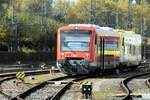 RADOLFZELL am Bodensee (Landkreis Konstanz), 16.10.2025, DB 650 310 auf Abstellgleis im Bahnhof Radolfzell; man beachte die interessante Spiegelung eines nicht abgebildeten Zuges auf dem Nachbargleis