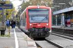 RADOLFZELL am Bodensee (Landkreis Konstanz), 16.10.2025, DB 650 016 ist als S61 der Bodensee-S-Bahn soeben im Endbahnhof Radolfzell eingetroffen und fährt in Kürze als S61 zurück nach Stockach -- für das Kürzel 1G00 im Zielanzeiger des Zuges habe ich keine Erklärung, habe nichts bei Google gefunden