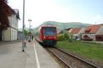 650 025-0 und 650 017-7 sind am 26.4.2009 als RB von Oberlenningen nach Wendlingen unterwegs. Aufgenommen beim Halt in Owen. An Wochenenden und Feiertagen sind die 650er die Fahrzeuge der Teckbahn schlechthin. Dabei kommt abwechselnd ein Triebwagen oder die Doppeleinheit nach Oberlenningen, whrend der andere den Halbstundentakt zwischen Kirchheim und Wendlingen fhrt. Unter der Woche sind morgens 2 Garnituren mit 218 der RAB und 3 modernisierten Silberlingen im Einsatz. Spter wird die eine rausgestellt und ein 650er-Doppel bernimmt ihren Umlauf. Die rausgestellte 218 kommt dann auch im Gterverkehr zum Einsatz.
Bis zu ihrer Abstellung im Januar 2009 war deshalb auch die letzte orientrote 218 regelmig auf der Teckbahn anzutreffen. Zum 13.12.2009 sollen die 218 aus dem Personenzugverkehr dieser Nebenbahn verschwinden und die S-Bahn zum ersten Mal Fahrgste an die Lauter (nach Kirchheim/Teck) bringen. 