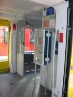 Hier ist eine Fahrkartenautomat zusehen wie er sich in einen Triebwagen der Baureihe 650 der Transregio befindet.