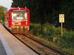 Bei planmigem Verkehr erreicht die Regionalbahn 3244 von Lindau nach Radolfzell nach genau 50 Kilometern das Ziel sowie das Ende bzw. den Anfang der Bodenseegrtelbahn in Radolfzell. Auf Grund eines Hangrutsches in Sipplingen und einer damit verbundenen Streckensperrung zwischen berlingen und Sipplingen endet die Fahrt von Regioshuttle 650 317 vorzeitig in berlingen. Aufnahme entstand am 06.06.2013 an der Haltestelle Friedrichshafen Landratsamt.