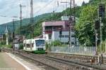 Am 26.7.16 kam VT 003 der Erfurter Bahn als RB aus Bad Kissingen in Gemünden (Main) an. Auf dem Weg nach Gleis 1 passierte er das große Stellwerk.