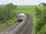 VT 650.337 von Agilis ist von Marktredwitz über Hof Hbf. nach Bad Steben unterwegs.
Vom Fichtelgebirge rollt der Zug nun hinab ins Tal der sächsischen Saale und hat hier gerade das Flüsschen Lamitz überquert. Bahnstrecke 5050 Weiden - Oberkotzau (bei Hof) am 23.05.2017 bei Fattigau.