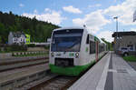 Der Glanz der großen Eisenbahnzeit ist in Zeulenroda schon längst vergangen. Einst gab es zwei stattliche Empfangsgebäude, Zeulenroda unterer Bahnhof und Zeulenroda oberer Bahnhof.
Die Strecke zum oberen Bahnhof (Stadtbahnhof) ist längst abgebaut und Supermärkte erobern das Areal am oberen Bahnhof. Auch der untere Bahnhof hat sein EG verloren, von 10 Gleisen sind noch drei übrig. VT 313 + 322 der Erfurter Bahn sind von Hof nach Leipzig über Gera unterwegs. Im Zweistundentakt wird diese Relation bedient. Einfahrt unterer Bahnhof am 26.05.2017, Bahnstrecke 6653 Werdau - Weida - Mehltheuer