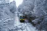 Am 23.02.2016 kommt der morgendliche Schülerzug aus Bad Steben durch diese Schneelandschaft mitten im Stadtgebiet von Hof heran.