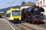 Während 01 519 mit ihrem Sonderzug nach Triberg auf den Abfahrbefehl wartet ist SWEG Triebwagen 516 in den Bahnhof Hausach eingefahren.