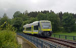 650 734 war am 22.06.18 von Hof aus unterwegs nach Selb Stadt. Nach dem er Plößberg verlassen hatte passierte er auf seinem Weg nach Selb die Brücke der St 2179.