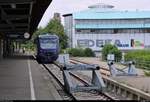 Blick auf einen Teil der Gleisanlagen des Kopfbahnhofs Friedrichshafen Hafen.
Im Bild befindet sich noch 650 5?? (VT 64 | Stadler Regio-Shuttle RS1) der Bodensee-Oberschwaben-Bahn GmbH & Co. KG (BOB) als BOB87582 nach Ravensburg, die hier von Gleis 3b startet.
[11.7.2018 | 15:47 Uhr]