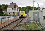 650 364-2 (VT 364 | Stadler Regio-Shuttle RS 1) der Württembergischen Eisenbahn-Gesellschaft mbH (WEG) als RB 1133 (RB47) nach Korntal steht neben dem alten Empfangsgebäude des Startbahnhofs