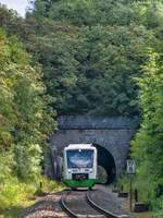 Die Bahnlinie Meiningen - Schweinfurt unterquert die Wasserscheide zwischen Lauer und Wern in dem 400 Meter langen Rottershäuser Tunnel. Ein RegioShuttle der Erfurter Bahn passierte am 18.7.18 sein Südportal. 