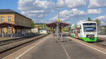 Der RegioShuttle VT 022 der Erfurter Bahn wartete in Bad Neustadt auf Gleis 3 auf den nächsten Einsatz. Links das Empfangsgebäude und direkt davor das Gleis Richtung Bischofsheim. Bis etwa 2005 gab es dort eine Weichenverbindung Richtung Mellrichstadt.