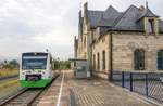 Der EB-VT 023 hielt am 26.9.17 als RB nach Meiningen in Ritschenhausen. Der Bahnhof hatte nur noch ein Bahnsteig- und ein Ausweichgleis. Hinten links der Kirchturm von  Neubrunn.