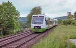 Als der VT 102 der Südthüringenbahn am 24.5.06 in Untermaßfeld einfuhr, stand das Form-Ausfahrsignal Richtung Meiningen noch. Eine Weichenverbindung zum Gleis nach Ritschenhausen am linken Bildrand gab es hier jedoch nie. 