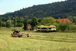 Es wird im Harmersbachtal gearbeitet

Ein Traktor wendet das gemmähte Gras auf einer Wiese, während VT 516 als SWE 72220 vorbeifährt (08.05.0220) 