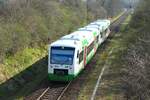 VT 306 zusammen mit VT 327 der Erfurter Bahn (EB) am 15.4.2021 auf dem Weg von von Leipzig nach Saalfeld/Saale. Hier sin die beiden zwischen Oppurg und Pößneck zu sehen. Der Triebwagen VT 306 verfügt über eine leicht geänderte Lackierung und wurde von der EB auf den Namen  Weimar, Kulturstadt Europas  getauft.