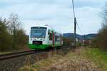 VT 325 der Erfurter Bahn (EB) am 16.4.2021 bei der Ausfahrt Pößneck-Ost in Richtung Oppurg. Der Zug war auf dem Weg von Saalfeld/Saale nach Leipzig Hbf.