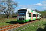 VT 324 zusammen mit VT 306 ( Weimar, Kulturstadt Europas ) der EB (Erfurter Bahn) am 22.4.2021 kurz nach der Abfahrt vom Haltepunkt Langenorla Ost (Ortschaft Kleindembach) nach Pößneck unterer Bahnhof.