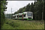 Bei Geiersberg  ist hier am 25.6.2021 um 15.03 Uhr die Erfurter Bahn in Form des VT 302 aus Plauen in Richtung Hof unterwegs.