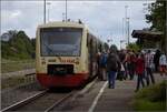 Die echte Premierenfahrt auf der Ablachtalbahn.

Die Menge stürmt die Rückfahrt nach Stockach. Seehäsle 650 627 vor dem Ringzug 650 382. Mengen, 08. August 2021.