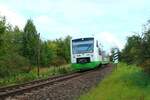 VT 302 ( Stadt Zeitz ) der Erfurter Bahn (EB) am 11.9.2021 bei der Einfahrt nach Pößneck-Ost 