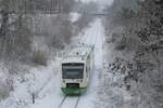 Doch noch weiße Weihnachten in Pößneck!  Hier der VT 318 der Erfurter Bahn (EB) am 25.12.2021 bei leichtem Schneefall bei der Durchfahrt in Richtung oberer Bahnhof