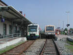 Zugbegegnung am 19.09.2008 in Breisach: Auf Gleis 1 steht eine abfahrbereite Vierfachtraktion von Regio-Shuttles als S-Bahn auf dem Weg nach Freiburg, während auf Gleis 2 gerade ein NE 81
