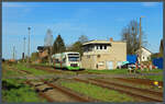 VT 302 der Erfurter Bahn rollt am 06.04.2024 durch den Bahnhof Niederpöllnitz und passiert das dortige Stellwerk B2.