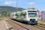 Breisgau S-Bahn (BSB) 650 019 und 650 577 verlassen Haslach im Kinzigtal in Richtung Offenburg am 2. August 2022.