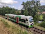 Erfurter Bahn VT 004 - RB50 (80690) zwischen Bad Kissingen und Gemünden, Unterfranken Shuttle, in Michelaubrück an der Saale am 30. Juni 2023.