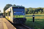 VT 650.706 steht zur Abfahrt in Richtung Franzensbad in der Station Frantiskovy Lazne Aquaforumam 28. Juli 2026 bereit.</p>

Rechts befindet sich eine Vorsignalbake.



