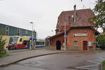 Der Bahnhof Neuffen bietet einige sch�ne Fotomotive, hier eine Ansicht aus anderer Perspektive mit dem WEG-VT 442 am 18.10.2026 