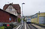 Zwischen Empfangsgeb�ude und Triebwagenschuppen wartet der VT 442 am 18.10.2026 auf Fahrg�ste nach N�rtingen