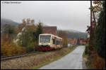 Ein Regio-Shuttle-Triebwagen der HzL ist am bewlkten Mittag des 30.10.07 unterwegs nach Hechingen, hier kurz vor dem Haltepunkt Schlatt aufgenommen.