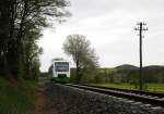 Die eingleisige Bahntrasse der Frnkischen Saaletalbahn zwischen Gemnden und Bad Kissingen nahe Hammelburg am 26.04.2012 mit einem RegioShuttle der Erfurter Bahn.