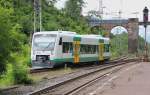 VT 53 hat seine Pause beendet und fhrt zum Bahnsteig vor um, fr die Erfurter Bahn, Fahrgste mit dem ziel Halle aufzunehmen.