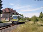 Blick nach Sdwesten (3 von 4): Noch schlimmer war der Rckbau 1996 nach der Einstellung des Gterverkehrs und der Einfhrung des „Bayern-Taktes“: Da die stndlichen Triebwagen in Selb Stadt nur noch ein Gleis zur Ein- und Ausfahrt bentigten, lie die privatisierte Deutsche Bahn AG die nicht mehr genutzten Anlagen demontieren. 

