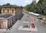 Acht Jahre spter sah zwar der Bahnsteig und die Flche davor besser aus. Das Empfangsgebude machte dafr einen sehr verwahrlosten Eindruck. (Oberkotzau, 19.6.12)