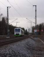 Im Osten wird es früher dunkel....Fast 25 Minuten beträgt der Unterschied zwischen dem Saarland und dem Vogtland.
So wurde es am 28.12.2013 kurz nach 15.00 Uhr im Vogtland schon langsam dunkel.
Wir hatten eine Wanderung an der Bahnstrecke 6362 Leipzig - Hof zwischen Kilometer 137.2 und 134.6 gemacht.
Gute 3 1/2 Stunden waren wir unterwegs um zu Fotografieren und natürlich auch um frische Luft zu schnappen.
Als wir wieder an unseren Ausgangspunkt zurück kamen schlossen sich die Schranken und EBx 81019 kam aus Gera mit Ziel Hof an gebraust.
Der BÜ 137.1 bei Kornbach liegt auf freier Strecke nahe am Wald gelegen.
VT 303 und VT 332 der Erfurter Bahn erklimmen nun die Steigung nach Reuth, dem Scheitelpunkt der Strecke. An dieser Stelle einen Gruß an die freundlichen Triebfahrzeugführer der Erfurter Bahn!