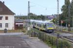 Der agilis-VT 650.727 fuhr am 17.7.14 in Eggolsheim als RB nach Forchheim ab. Der vom Fahrdienstleiter gesicherte Bahnübergang dient auch als Zugang zum neuen Seitenbahnsteig Richtung Bamberg (am rechten Bildrand), da die DB bei der Modernisierung 2010 auf eine Bahnsteigunterführung verzichtete.