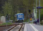 Von den ursprünglichen 53,5 Km der Hunsrückbahn sind (leider) nur noch 15,4 Km übrig geblieben. Von Simmern, auf den Höhen des Hunsrück, führte die Bahn hinab zum Rhein nach Boppard. Gut kann ich mich noch an den Schienenstrang in den 1970er Jahren erinnern, als ich öfter mal von meinem Phantom Geschwader in Pfersdsfeld zum Flughafen Hahn, der damals noch ein US Air Force Stützpunkt war gefahren bin. Romantische Bahnhöfe wie der Bahnhof Bell sind mir noch in guter Erinnerung. Heute wird die Strecke nur noch zwischen Boppard und Emmelshausen befahren. Wegen der 63 Promille Steigung (früher mal Zahnstangenbetrieb) brauchen die Regioshuttle eine Sonderausstattung und Sondergenehmigung. Hunsrückbahn VT 650 352 hat den Bahnhof Emmelshausen erreicht und hat sich von 72 Meter Höhe auf 462 Meter hinauf gearbeitet. Bahnstrecke 3020 Simmern - Boppard Süd am 11.04.2014