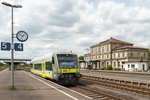 VT 650.712 der agilis Verkehrsgesellschaft fährt am 21.05.2016 aus dem Bahnhof Kirchenlaibach nach Hof aus.
