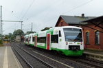 Gut angenommen wird die nun durchgehende Relation Hof - Leipzig über Gera. Die Erfurter Bahn hat das Angebot erweitert und nun braucht man in Gera nicht mehr umzusteigen. Die Triebwagen VT 316 und VT 334 haben Planhalt in Schönberg/Vogtland.
Bis Mehltheuer bleiben die Regioshuttle auf der Franken-Sachsen Magistrale, dann geht es weiter über die   Mehlbahn   in Richtung Weida. Bahnstrecke 6362 Leipzig - Hof am 08.10.2016  