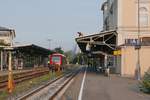 650 527-5, abfahrbereit als RB 22739 nach Lindau, bekommt noch leichten Wassernebel von der Vordachreinigung des Friedrichshafener Stadtbahnhofs ab (07.09.2017).
