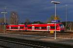 Kurz bevor die Sonne von den dunklen Wolken verdeckt wurde, wurden im Bahnhof von Aulendorf 650 120 und ein unerkannt gebliebener RegioShuttle noch angestrahlt (27.03.2019).