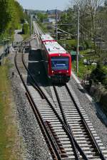 650 113 mit einem weiteren Triebwagen der Baureihe 650 fahren am 17.04.2020 als RB 22714 von Lindau nach Friedrichshafen und passieren hier die Kiesentladestelle bei Kressbronn.