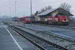 Während 650 017 auf die Weiterfahrt nach Sigmaringen wartet, rangiert V181 / 265 301-2 der HzL / SWEG Rungenwagen im Bahnhof von Mengen (08.02.2021)