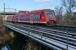 Interregio-Express (|) - Von Ulm kommend überquert 650 317 und ein weiterer Triebwagen am 21.01.2022 als IRE 3 / 4811 den Rotbach in Biberach (Riß) auf der Fahrt nach Friedrichshafen Hafen