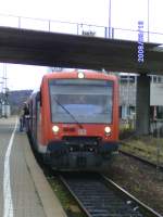 650 121-7 und 650 010-2 stehen am 16.3.2008 in Wendlingen abfahrtsbereit nach Oberlenningen.