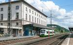 VT 003 der Erfurter Bahn wartete am 26.7.16 in Gemünden vor dem imposanten Empfangsgebäude auf die Rückfahrt.